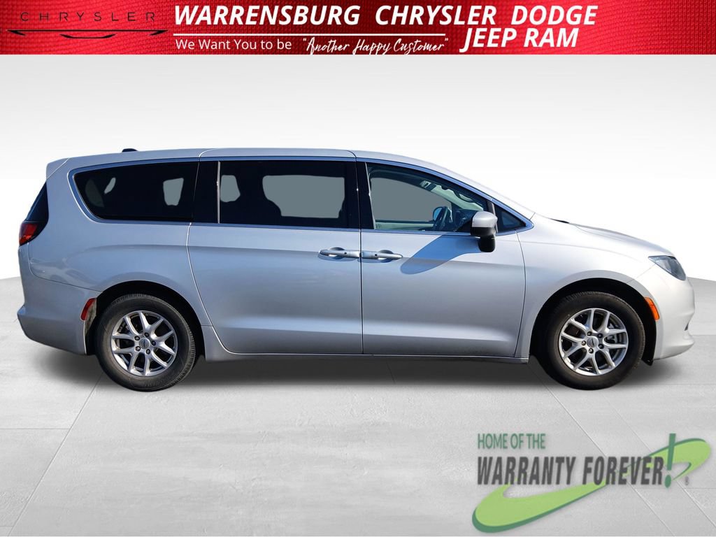 Used 2023 Chrysler Voyager LX FWD image 3