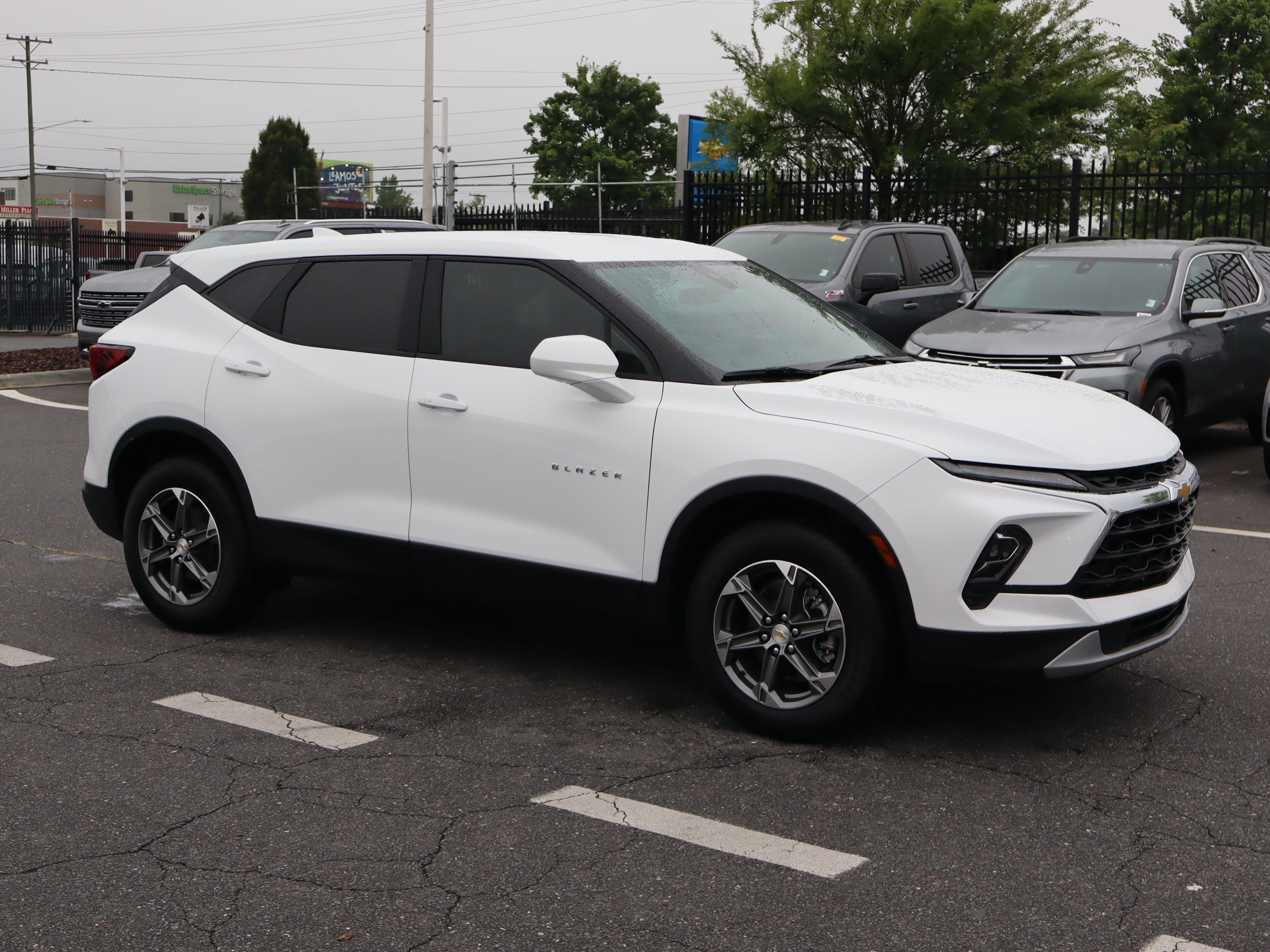 Used 2025 Chevrolet Blazer LT FWD image 2