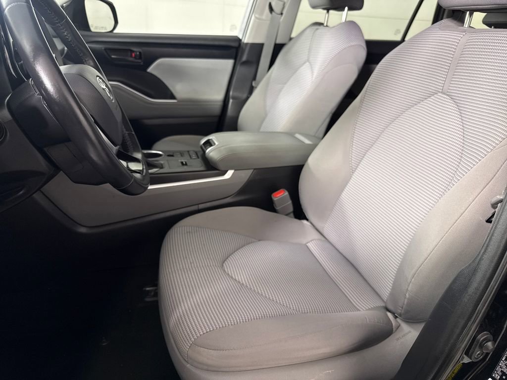 Used 2020 Toyota Highlander LE image 11