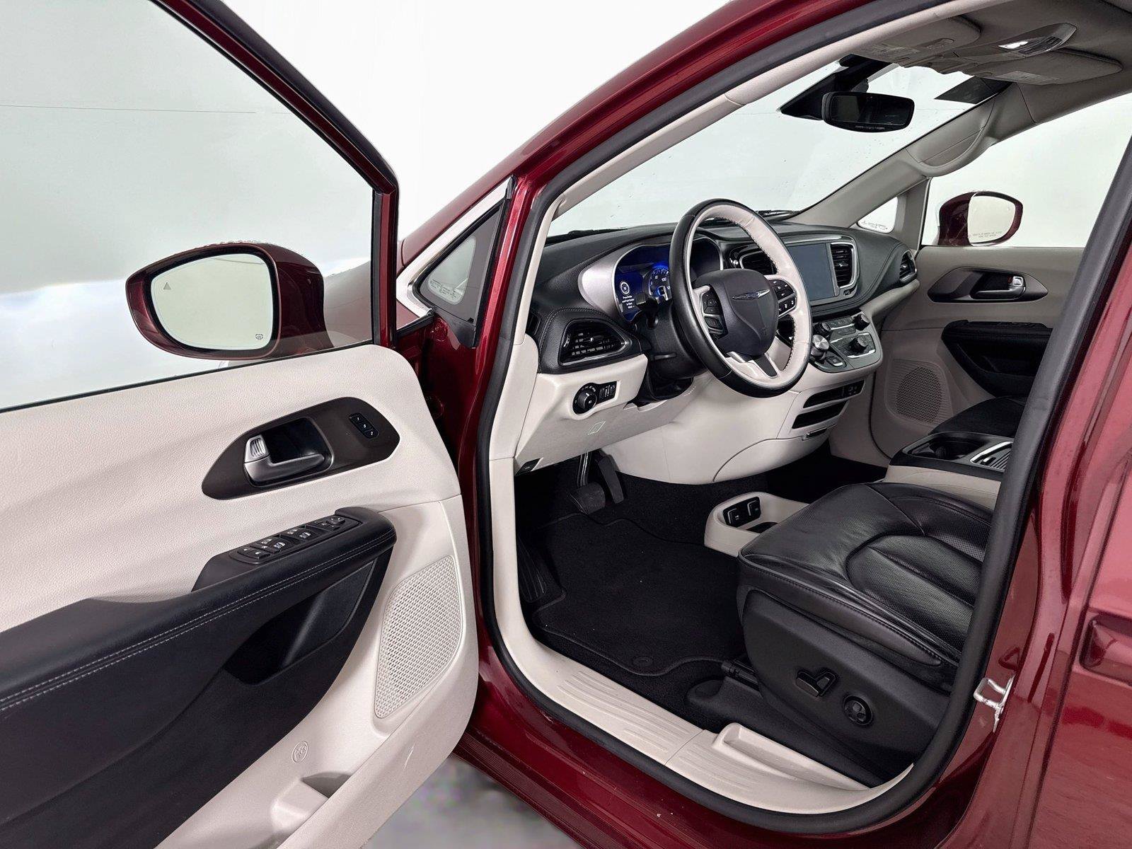 Used 2019 Chrysler Pacifica Limited w/ Advanced Safetytec Group FWD image 3