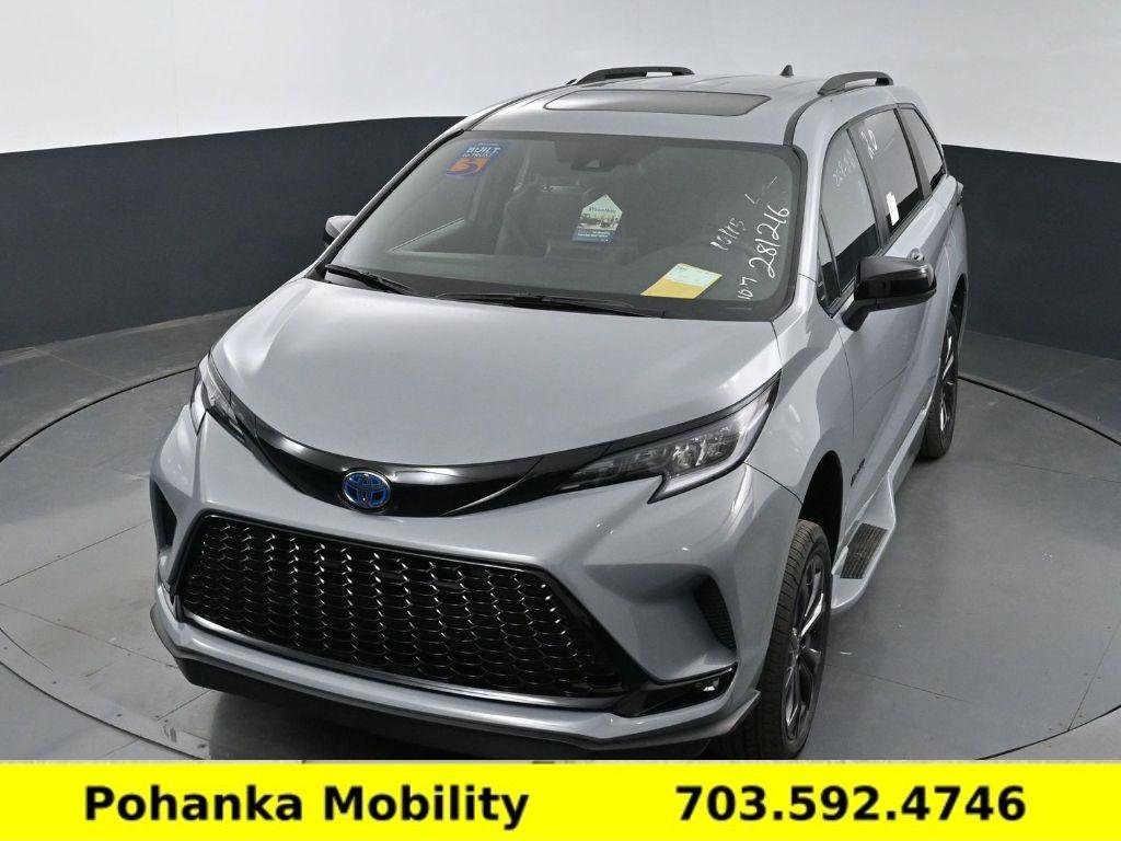 Used 2025 Toyota Sienna XSE image 17