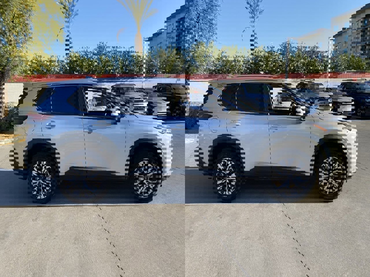 Used 2023 Nissan Rogue SV image 3