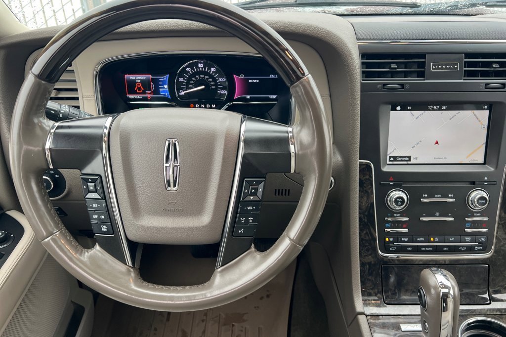 Used 2016 Lincoln Navigator Select image 11