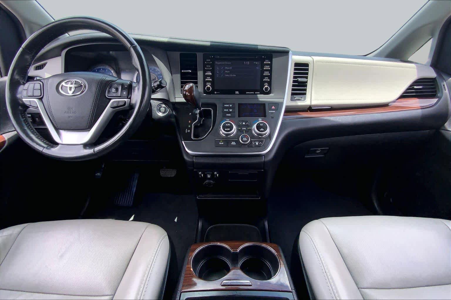 Used 2018 Toyota Sienna Limited FWD image 15