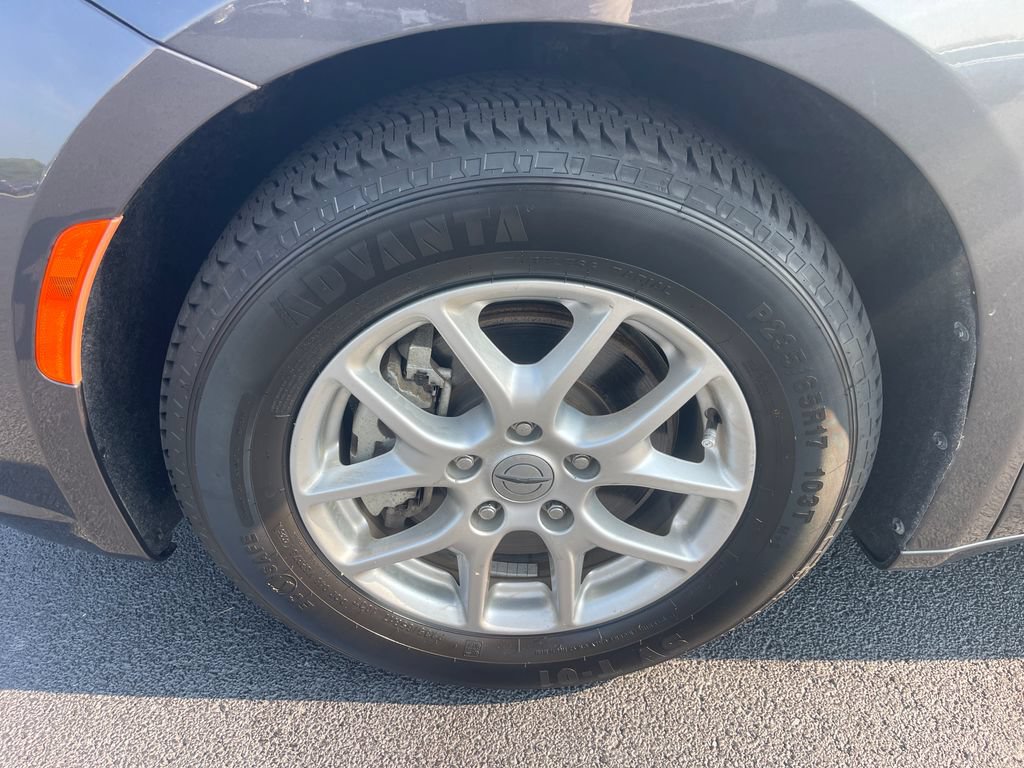 Used 2023 Chrysler Pacifica Touring-L FWD image 10
