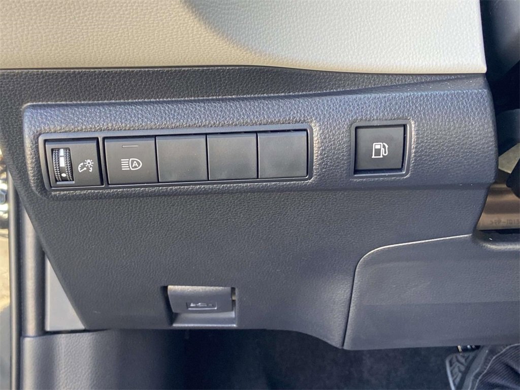 Used 2025 Toyota Corolla LE image 27
