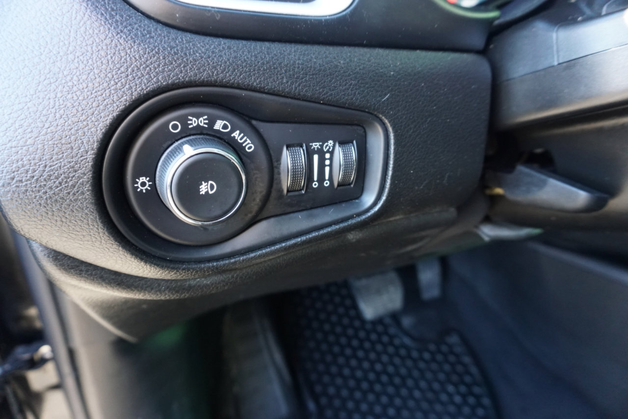 Used 2020 Jeep Renegade Latitude w/ Cold Weather Group image 12