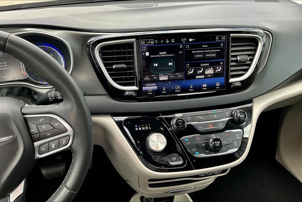 Used 2023 Chrysler Pacifica Touring-L FWD image 10