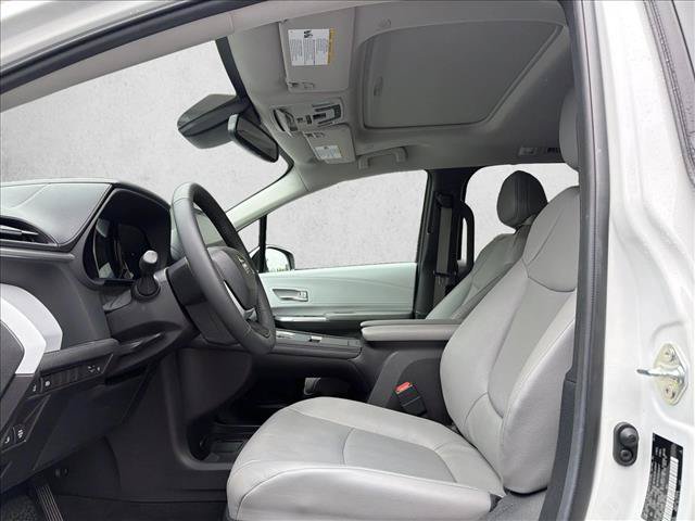 Used 2025 Toyota Sienna XLE AWD/4WD image 12