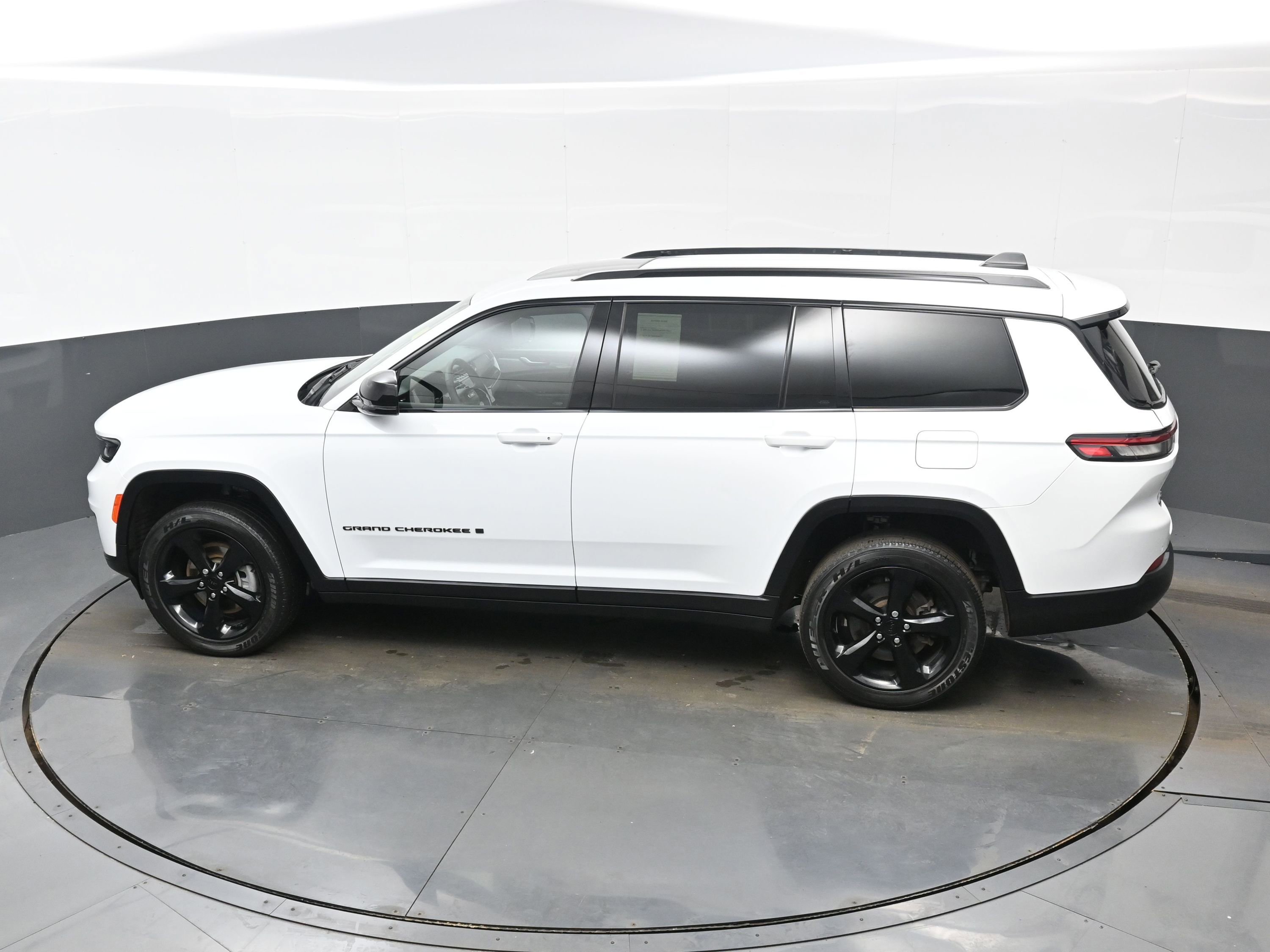 Used 2023 Jeep Grand Cherokee L Laredo image 34