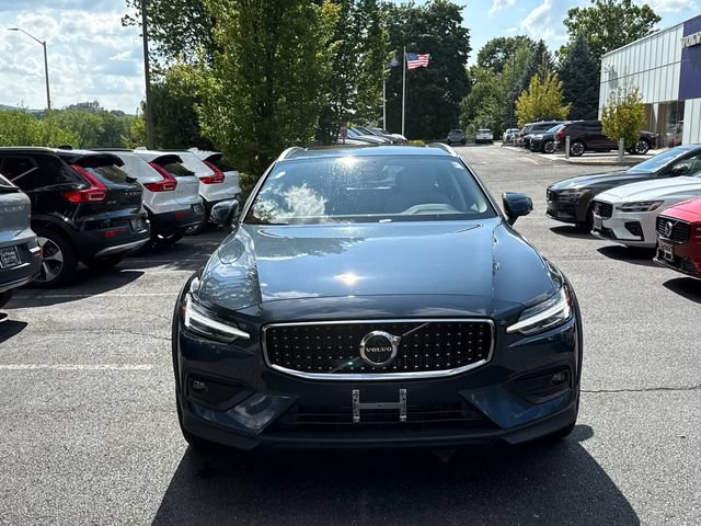 Certified 2025 Volvo V60 B5 Cross Country Plus AWD/4WD image 6