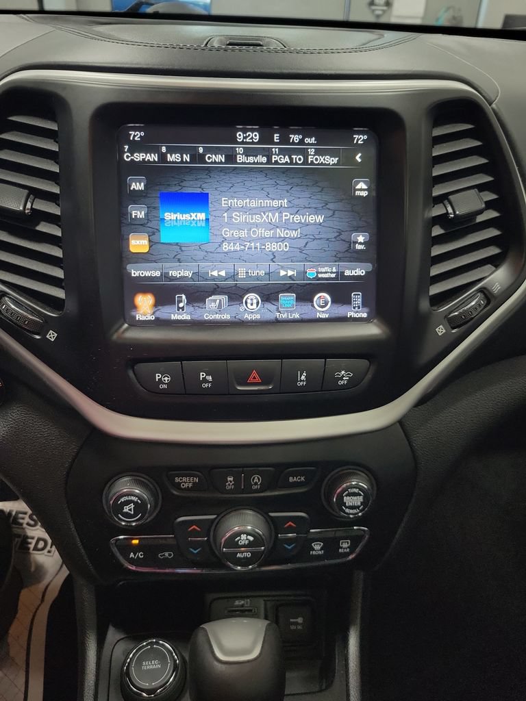 Certified 2018 Jeep Cherokee Overland w/ Technology Group AWD/4WD image 5