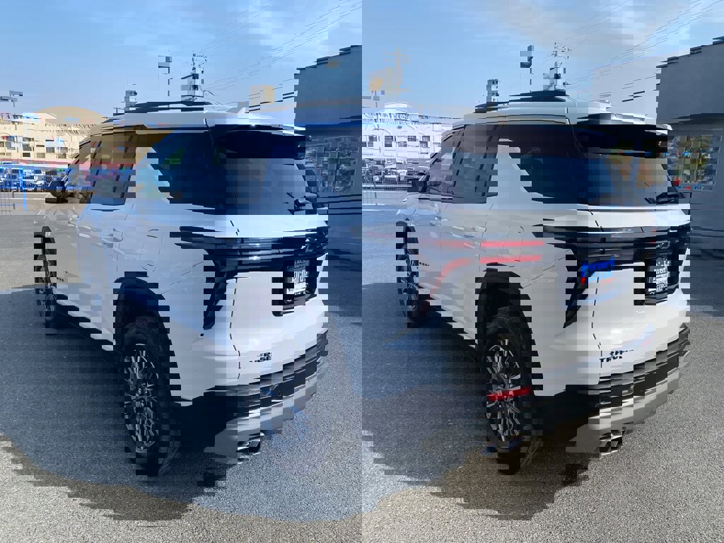 Used 2025 Chevrolet Traverse LT image 12