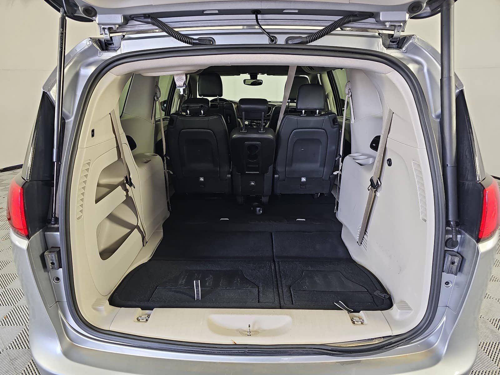 Used 2019 Chrysler Pacifica Touring-L Plus FWD image 12