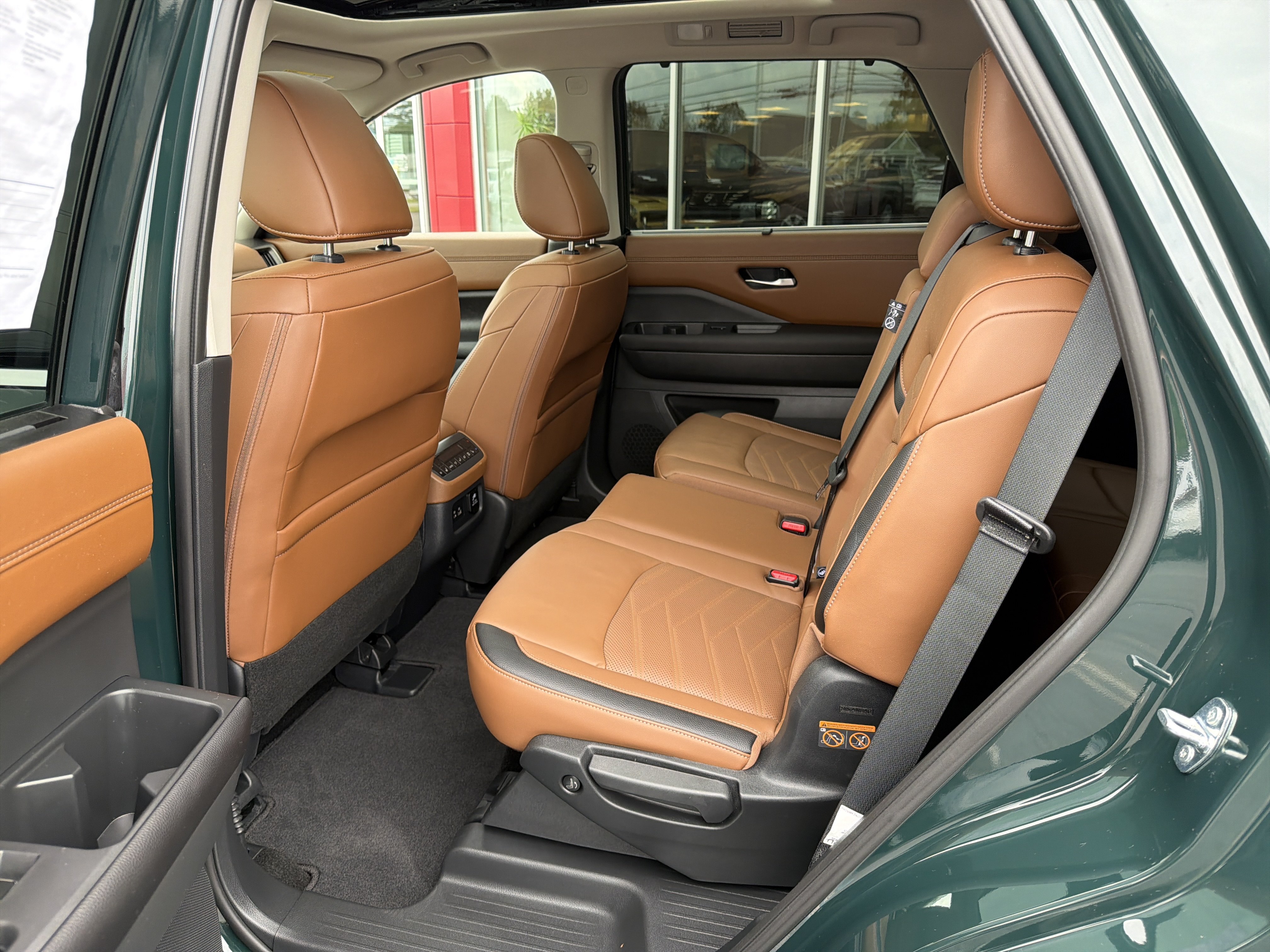 Certified 2025 Nissan Pathfinder Platinum w/ Black Appearance Package AWD/4WD image 6