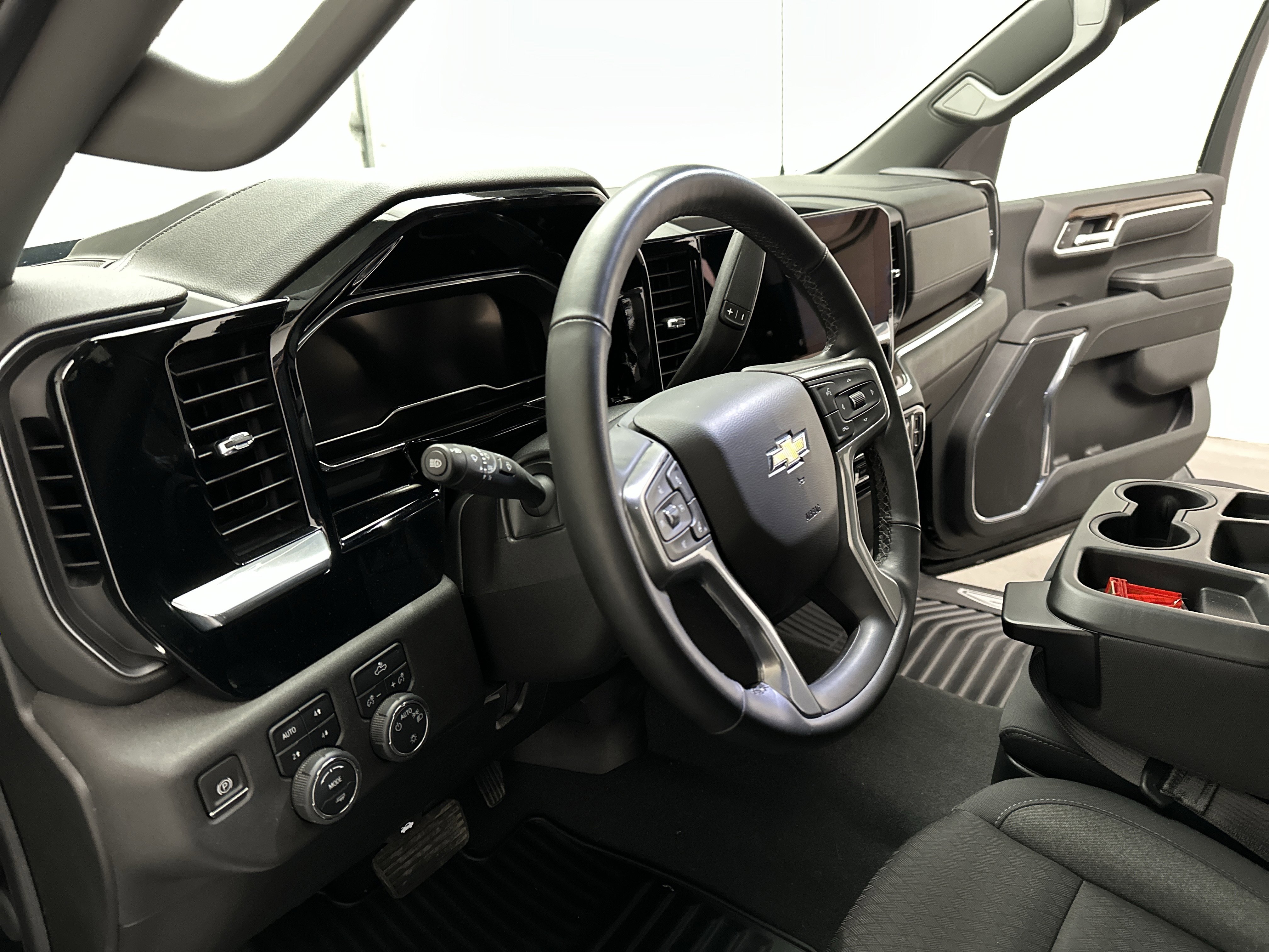 Used 2024 Chevrolet Silverado 1500 LT w/ Z71 Off-Road Package image 15