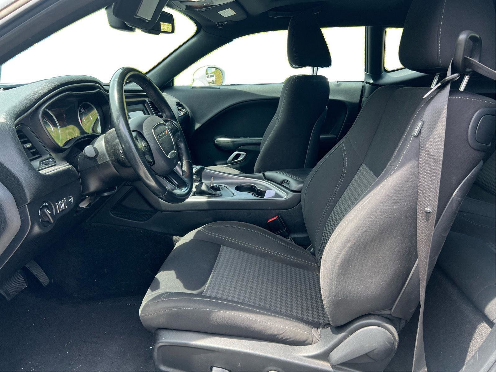 Used 2015 Dodge Challenger SXT RWD image 6