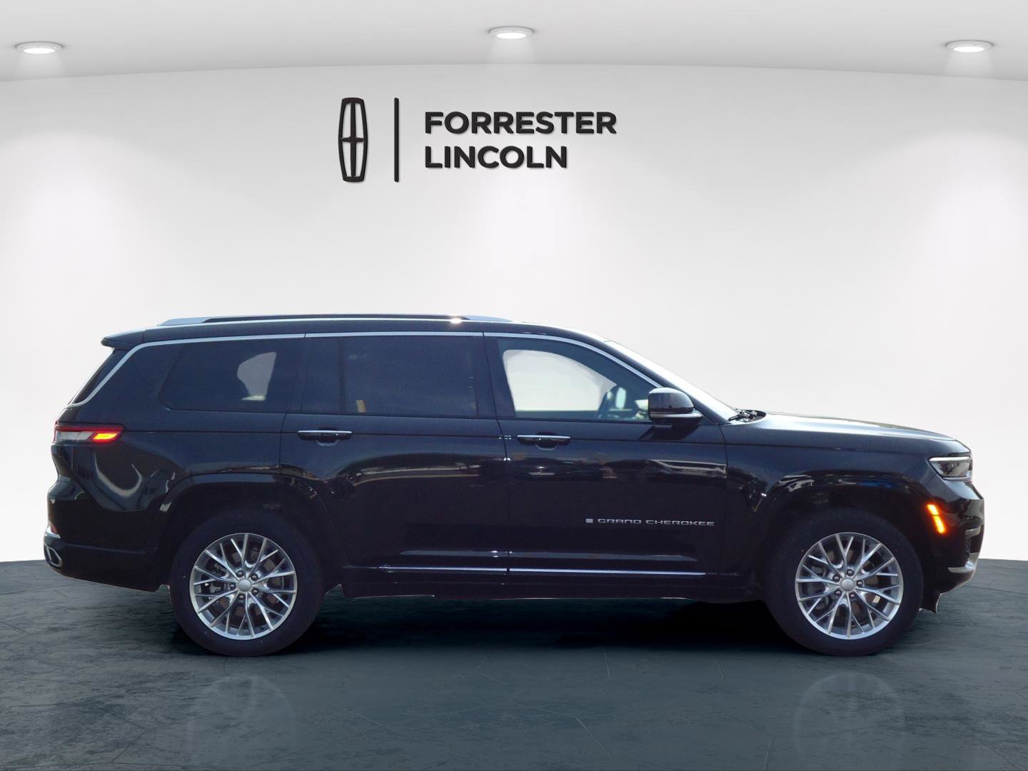 Used 2021 Jeep Grand Cherokee L Summit w/ Luxury Tech Group V AWD/4WD image 2