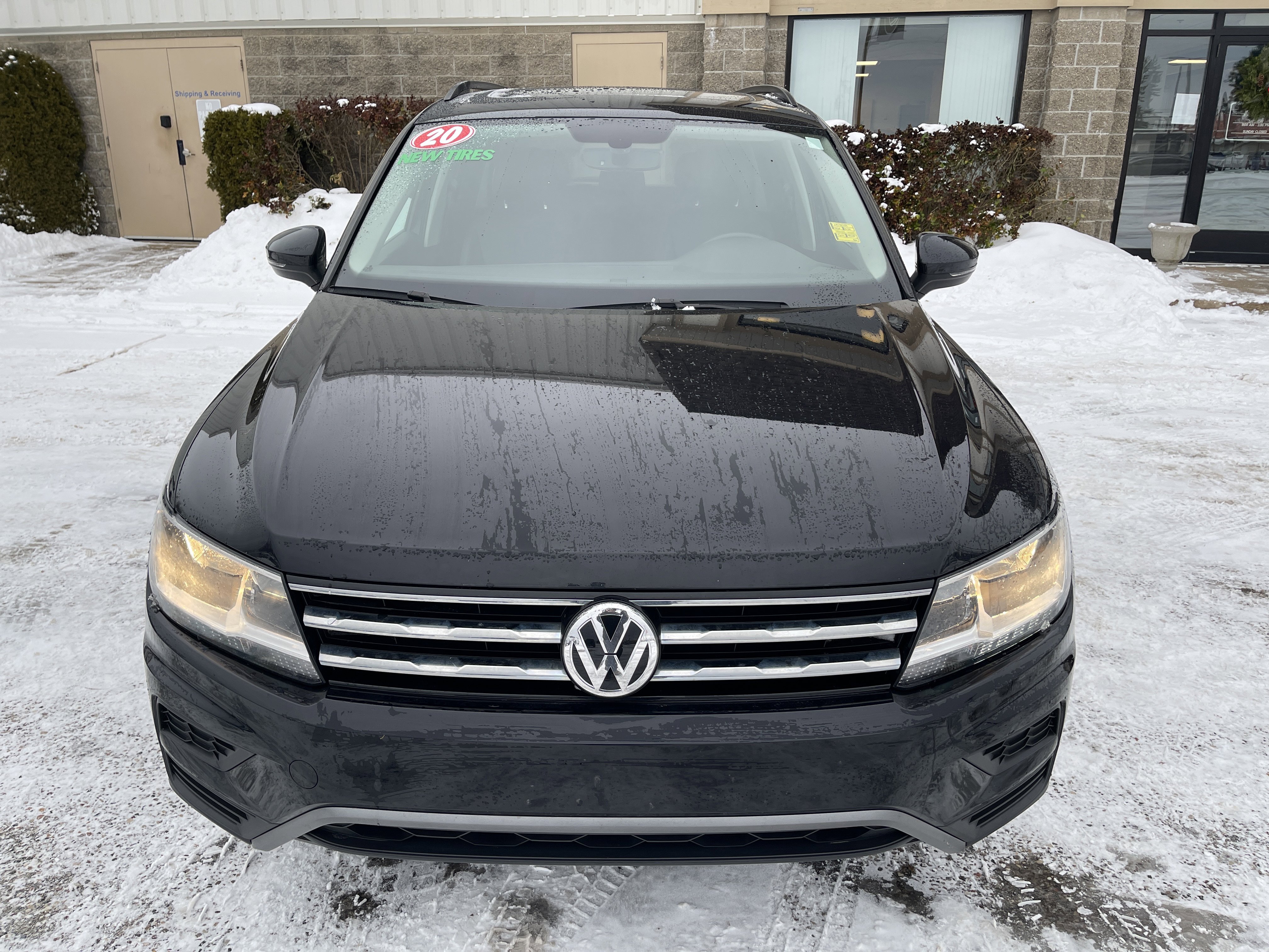 Used 2020 Volkswagen Tiguan SE w/ Panoramic Sunroof Package image 8
