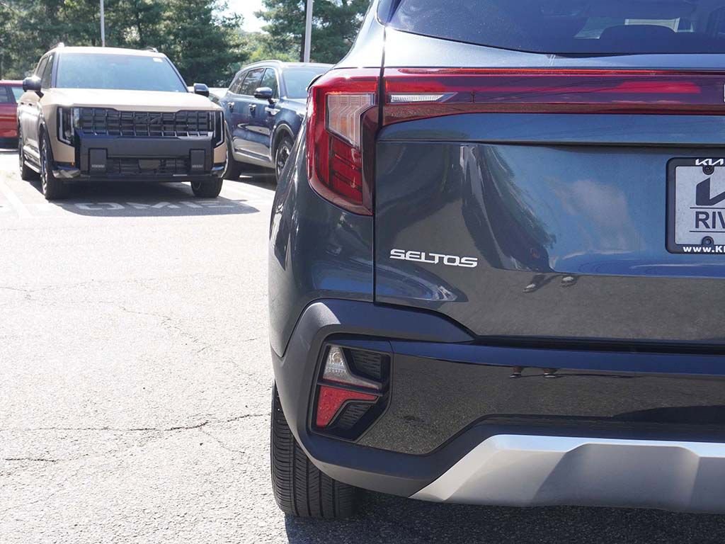 Used 2024 Kia Seltos EX AWD/4WD image 16