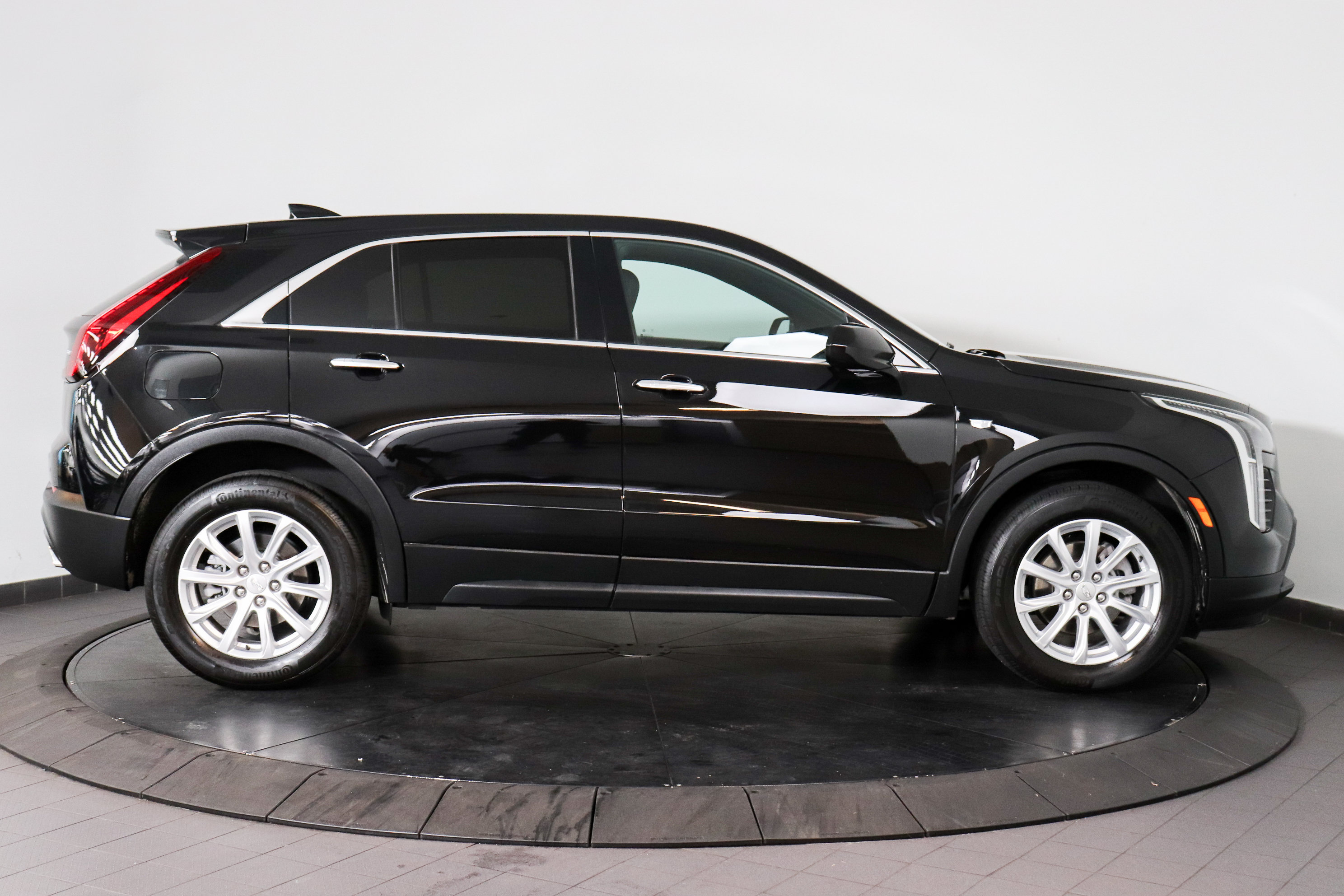 Used 2023 Cadillac XT4 Luxury w/ Cold Weather Package AWD/4WD image 6