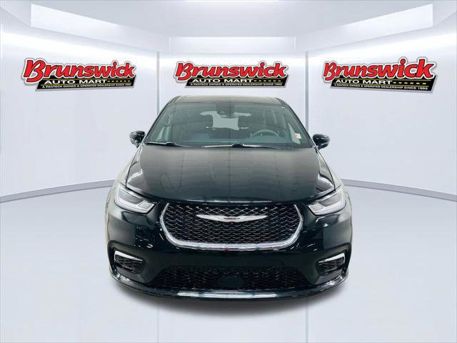 Used 2025 Chrysler Pacifica Select image 2