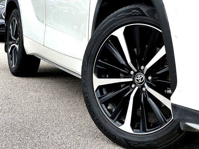 Used 2021 Toyota Highlander XSE FWD image 2