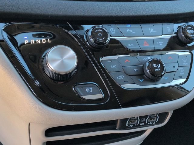 Used 2024 Chrysler Pacifica Touring-L image 21