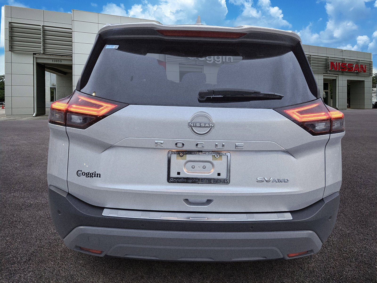 Used 2023 Nissan Rogue SV image 5