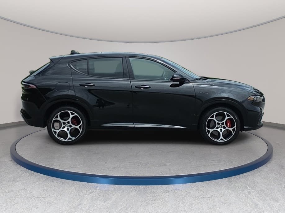 Used 2025 Alfa Romeo Tonale w/ Premium Package AWD/4WD image 4