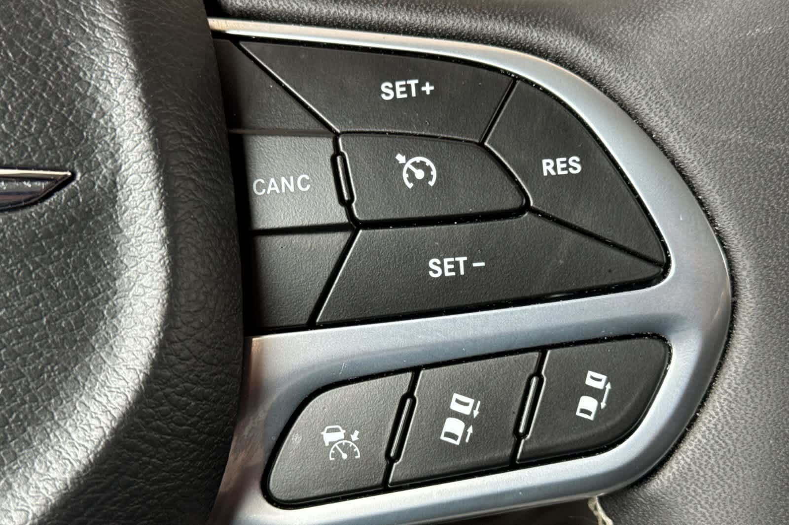 Used 2024 Chrysler Pacifica Touring-L FWD image 28