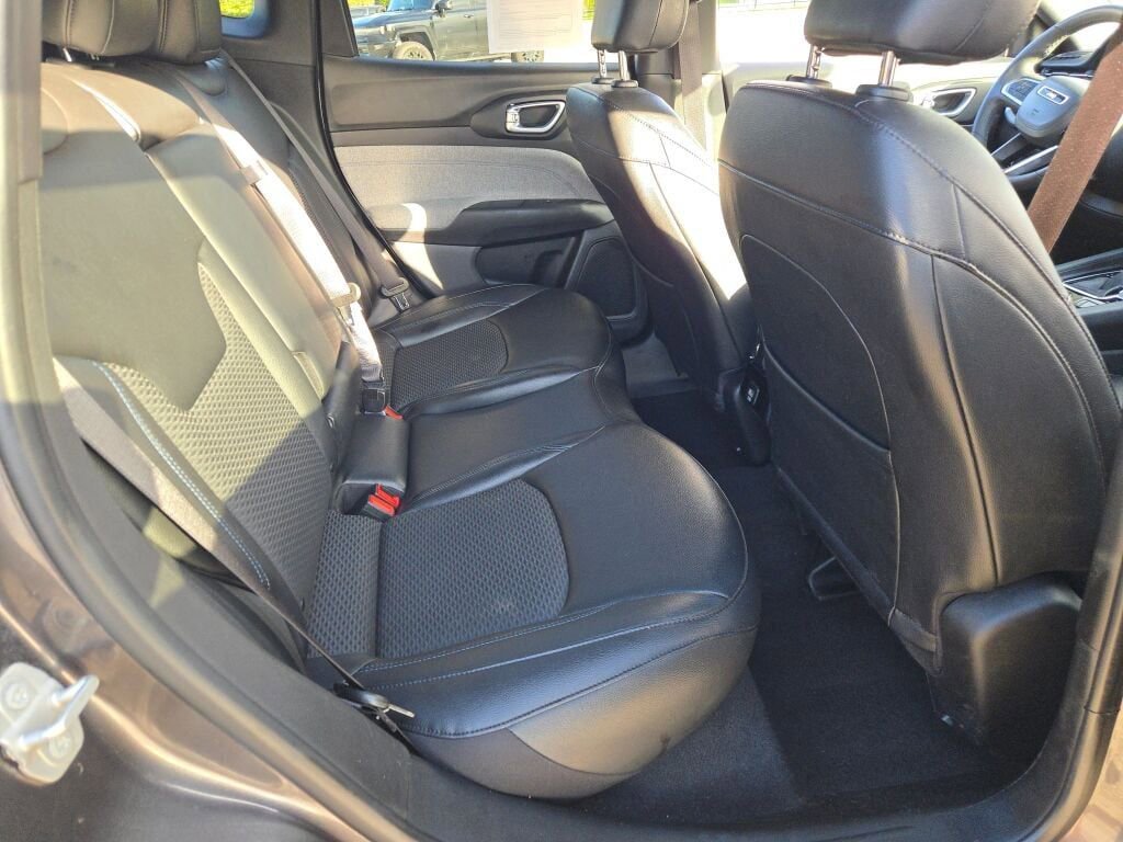 Used 2024 Jeep Compass Latitude AWD/4WD image 11