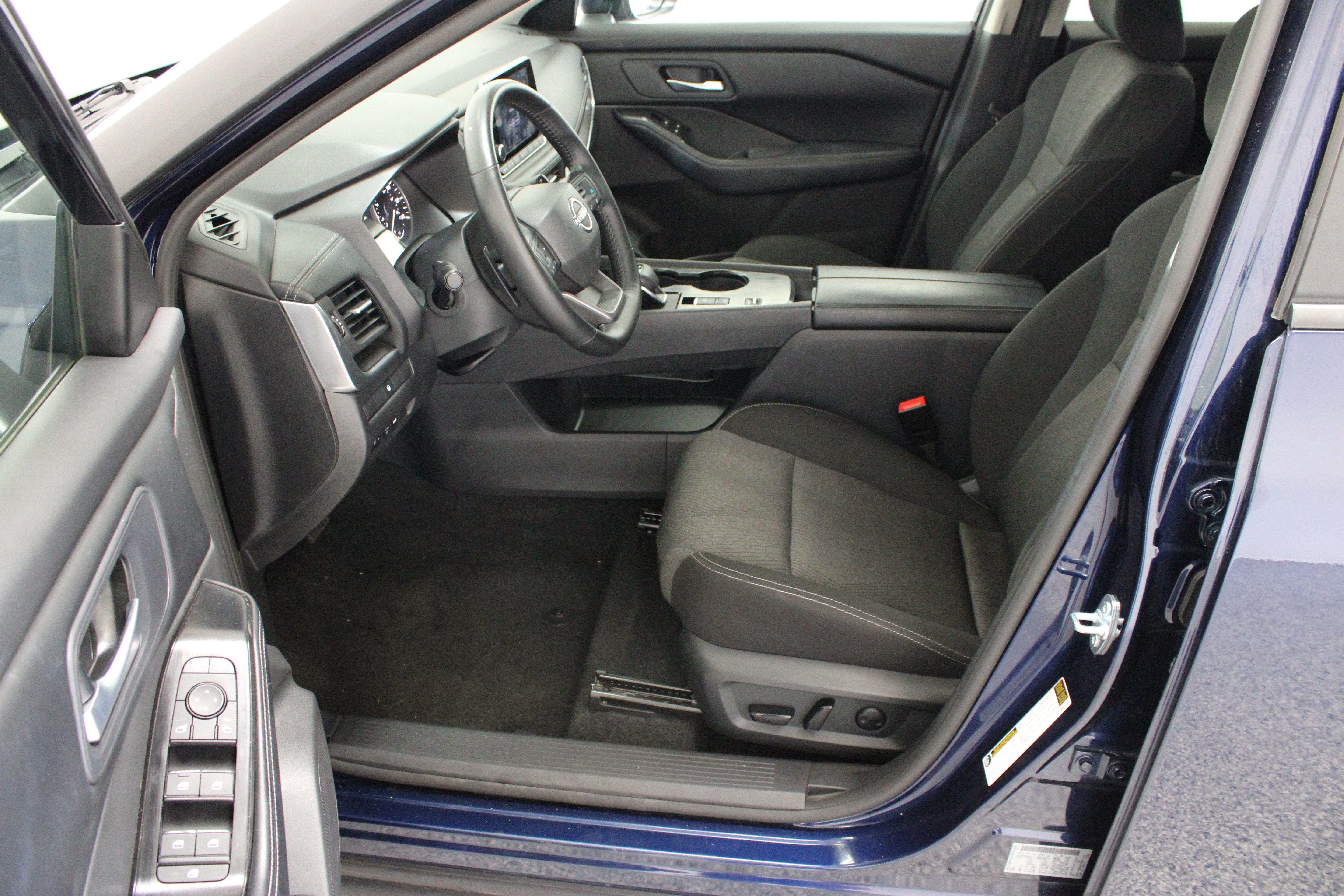Used 2025 Nissan Rogue SV FWD image 14