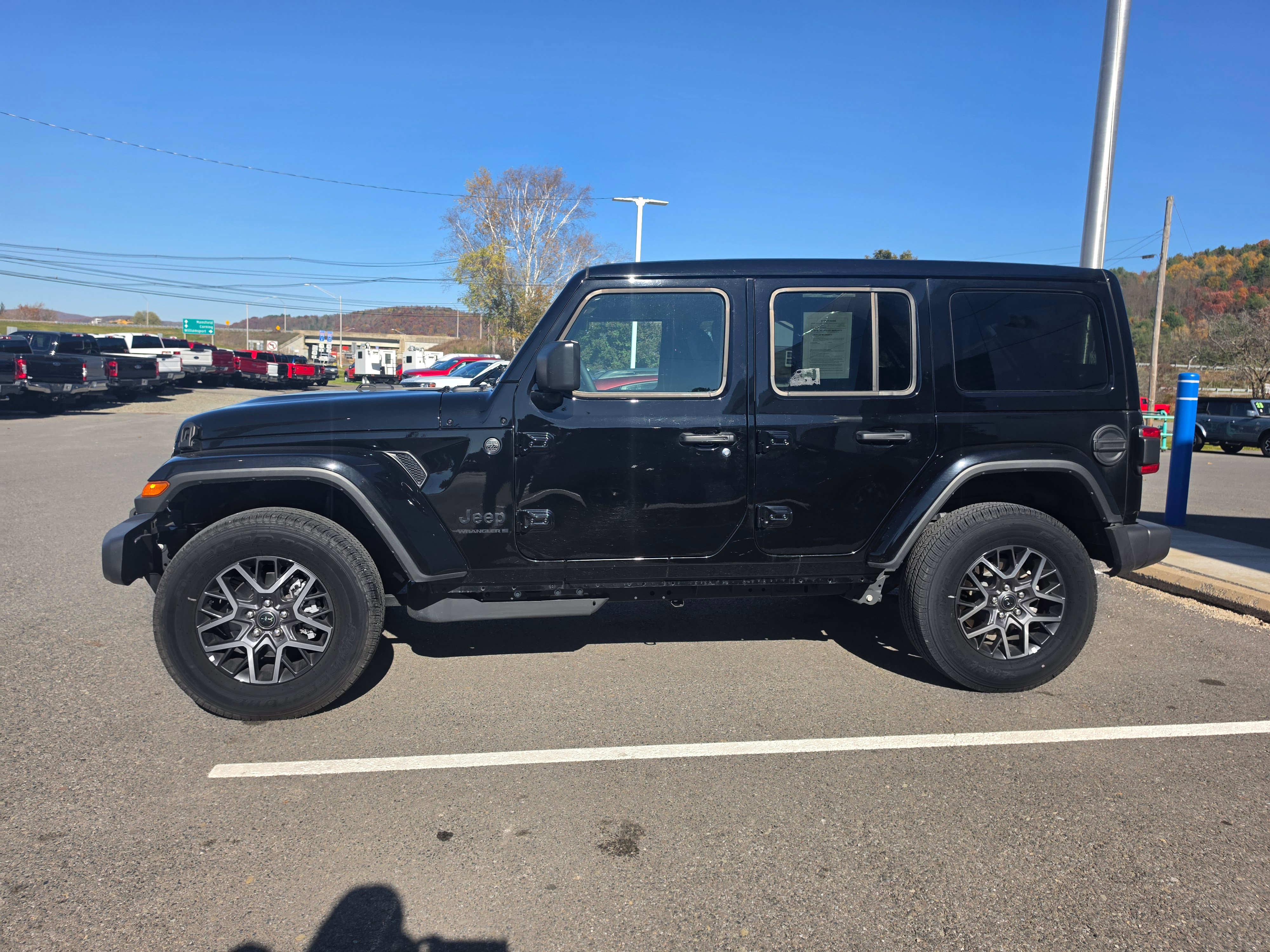 Used 2026 Jeep Wrangler Unlimited Sahara AWD/4WD image 7