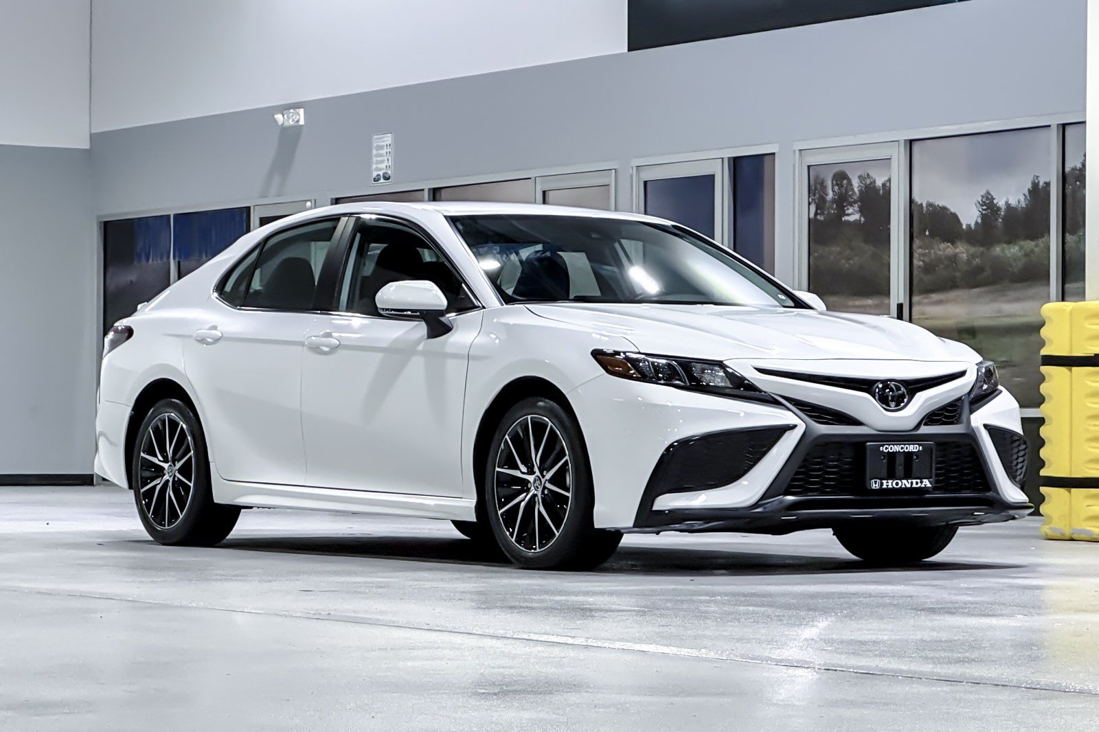 Used 2023 Toyota Camry SE FWD image 7