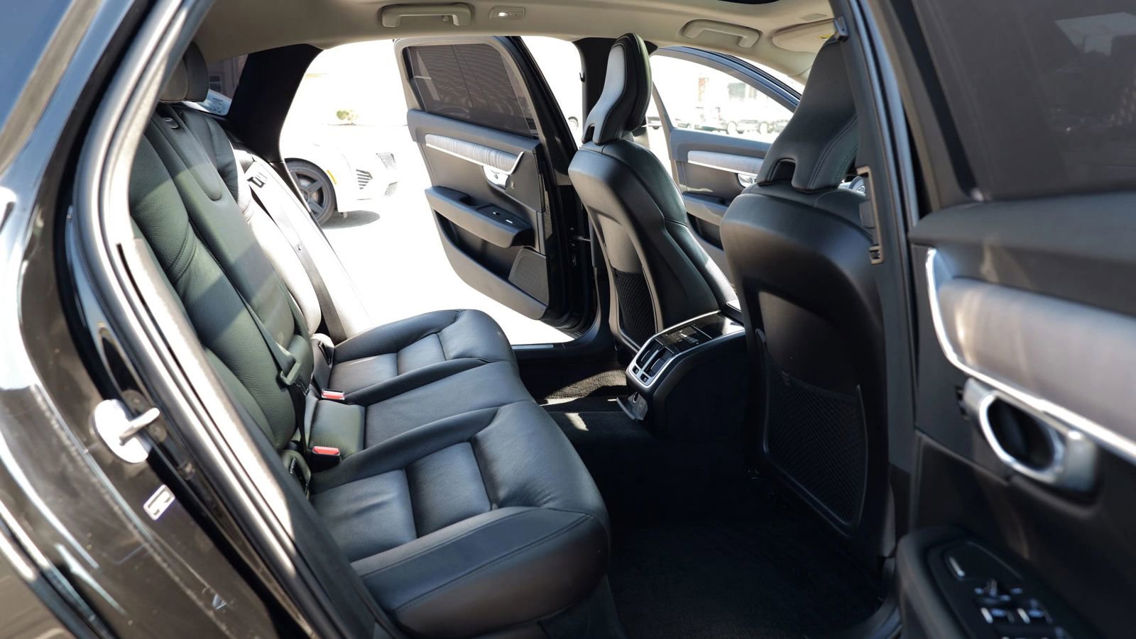 Used 2023 Volvo S90 B6 Plus image 29