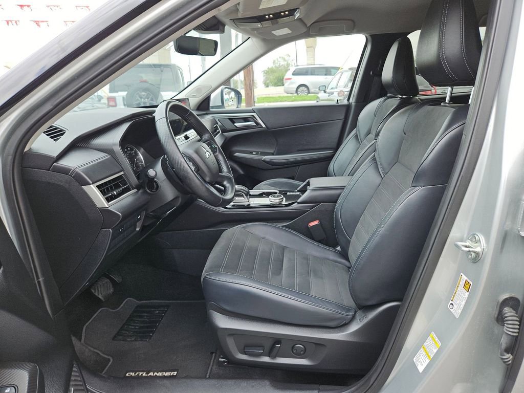 Used 2025 Mitsubishi Outlander SE FWD image 3