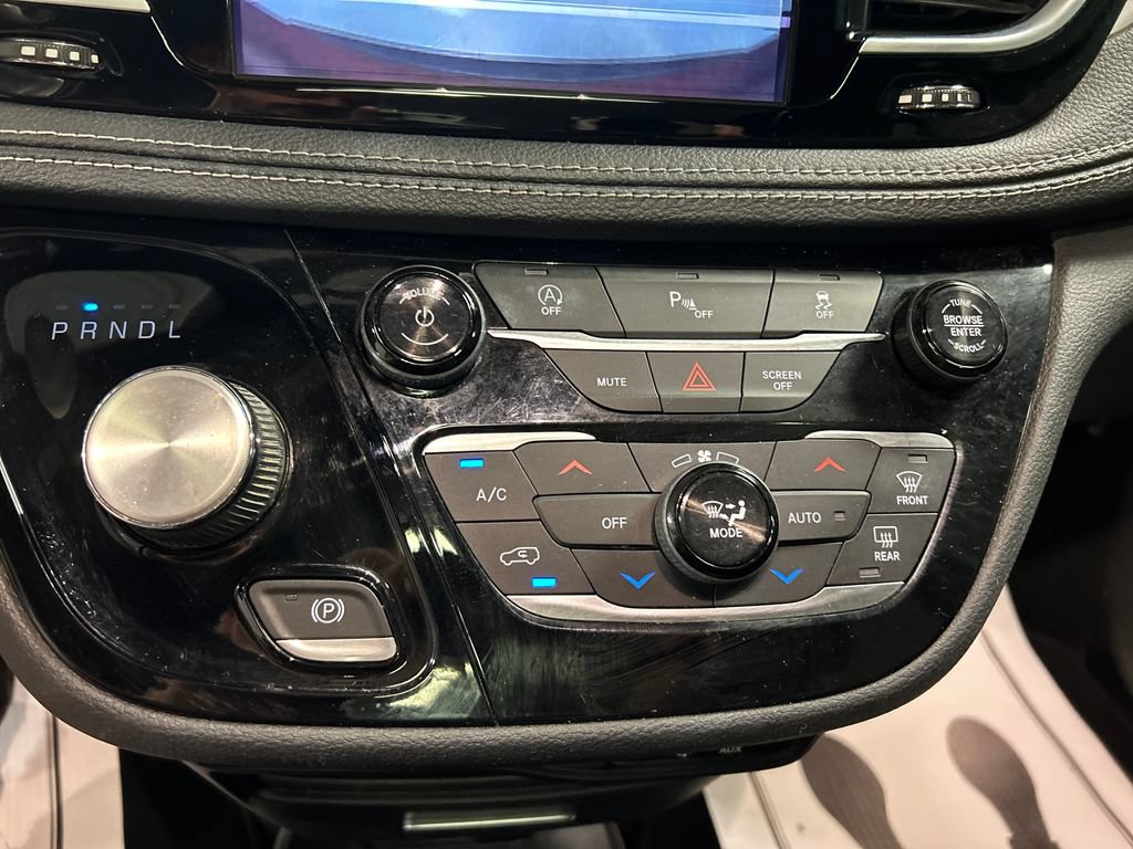 Used 2019 Chrysler Pacifica Limited w/ S Appearance Package FWD image 19