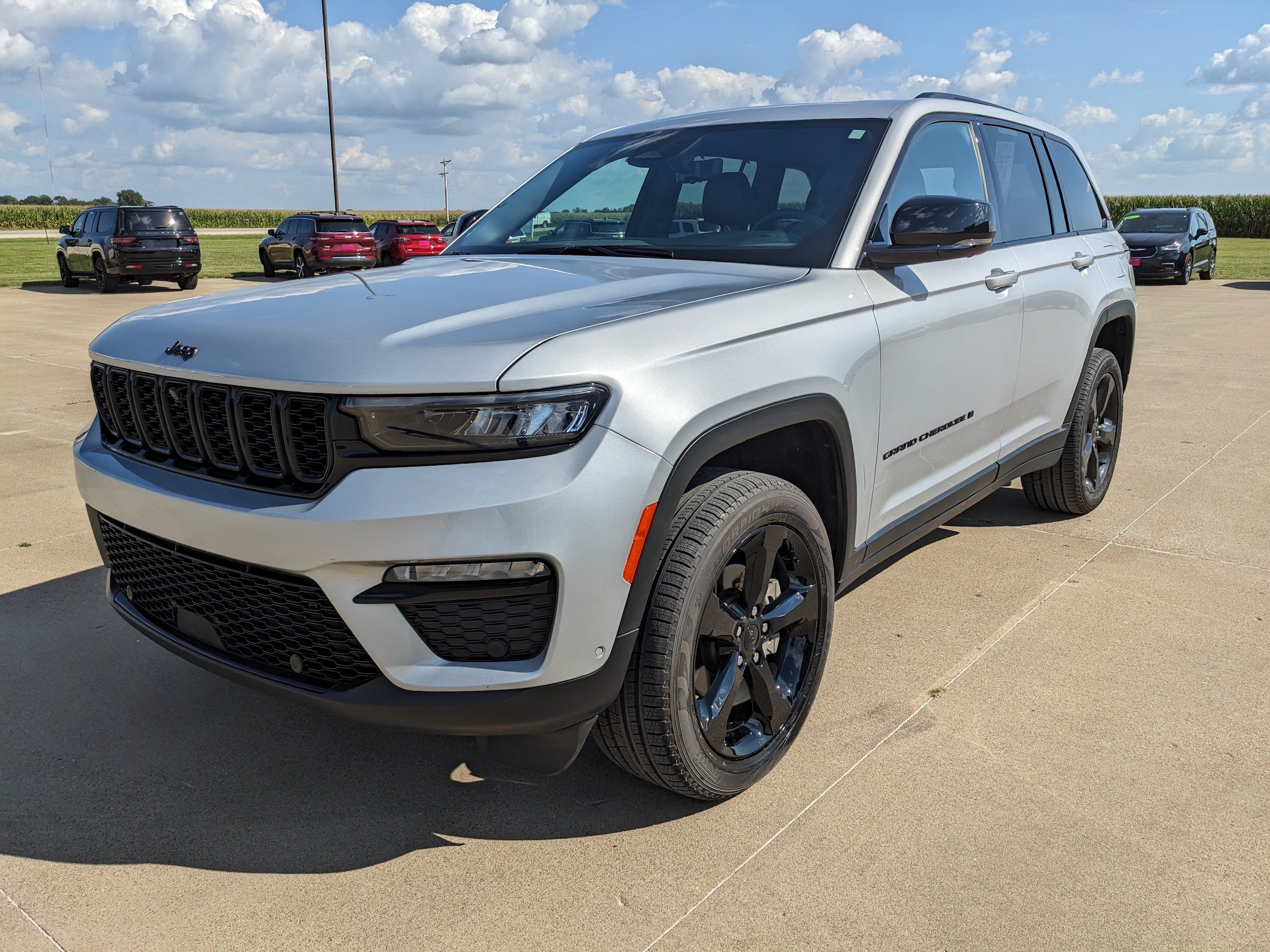Used 2025 Jeep Grand Cherokee Limited w/ Luxury Tech Group II AWD/4WD image 4