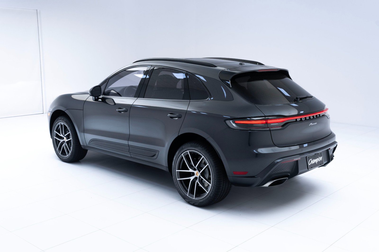 Certified 2025 Porsche Macan image 3