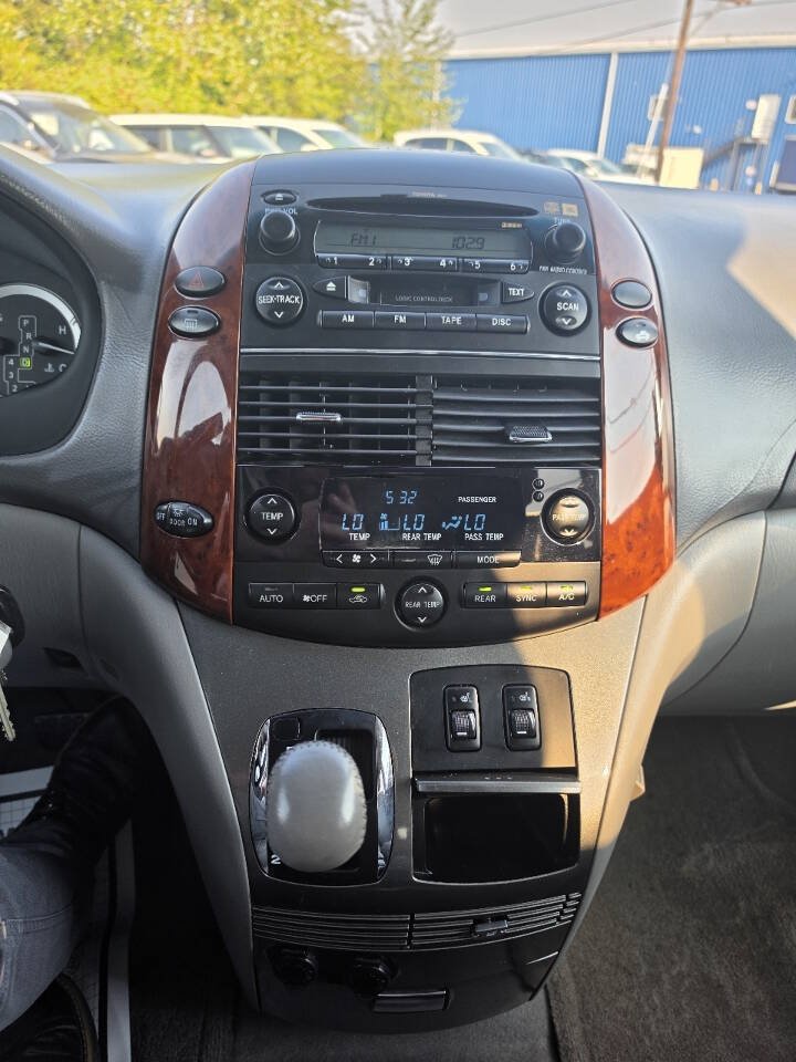 Used 2004 Toyota Sienna XLE w/ XLE Pkg 12 FWD image 15