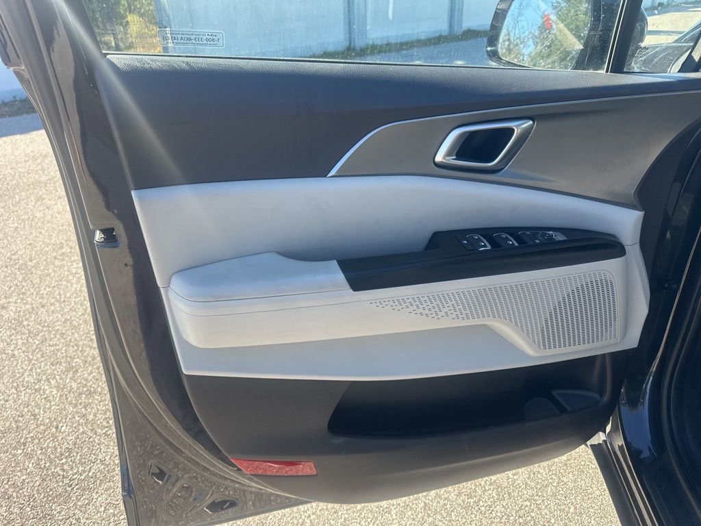 Used 2024 Kia Carnival LX image 13