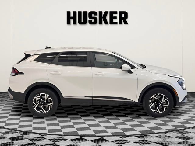 Used 2025 Kia Sportage LX image 2