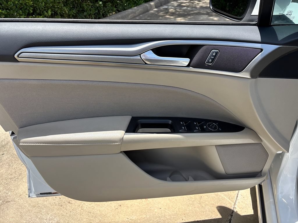 Used 2017 Ford Fusion SE w/ Fusion SE Technology Package FWD image 15