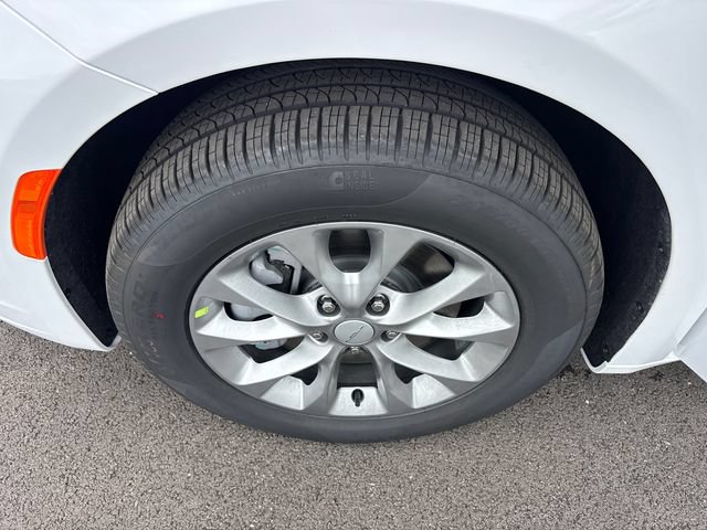 New 2027 Chrysler Pacifica Select w/ Family Tech Group AWD/4WD image 37