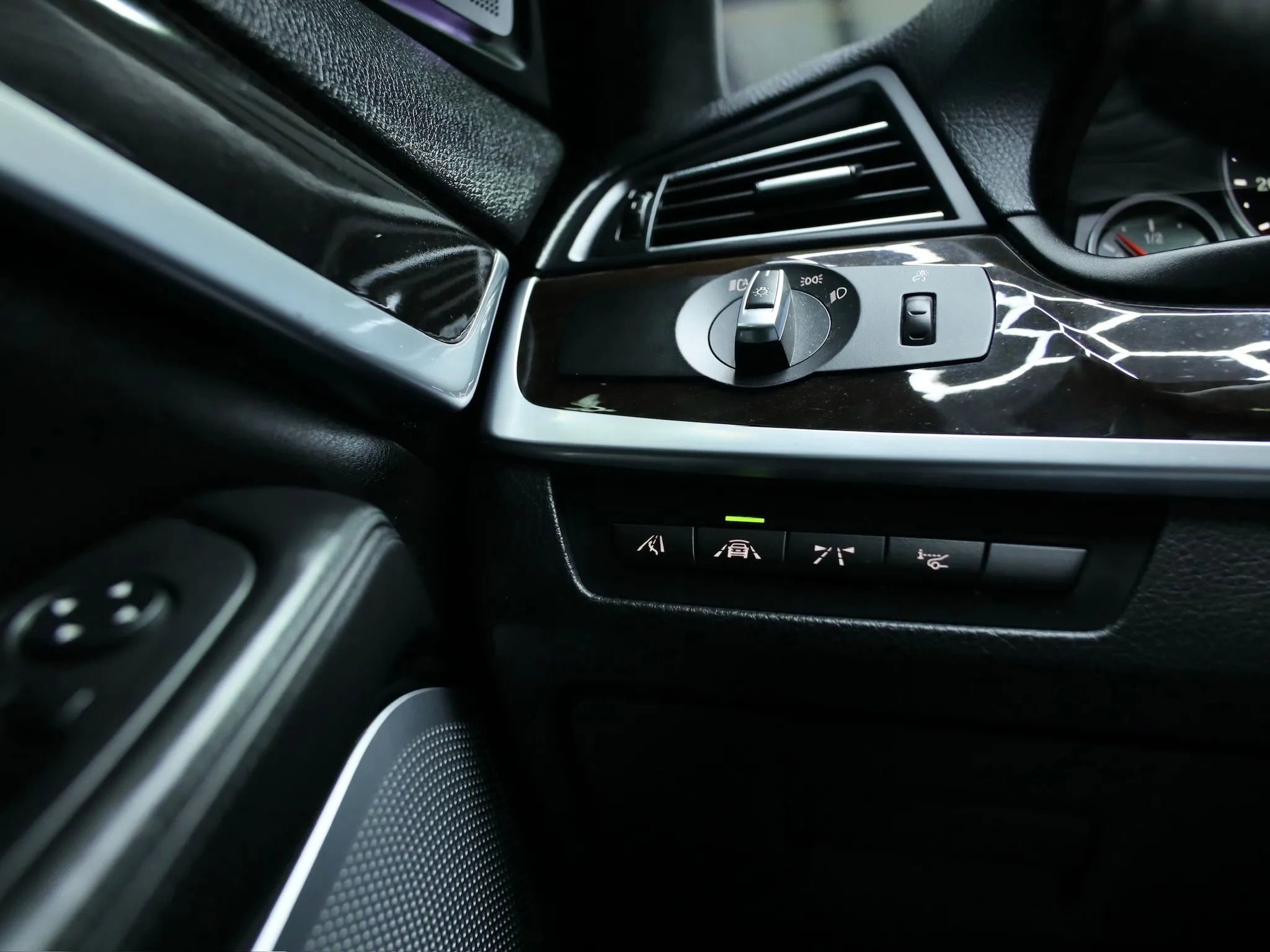 Used 2014 BMW M5 image 40