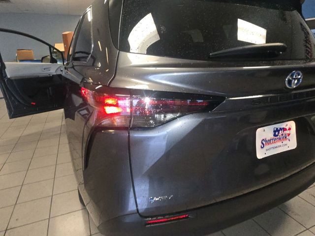 Used 2025 Toyota Sienna LE image 28