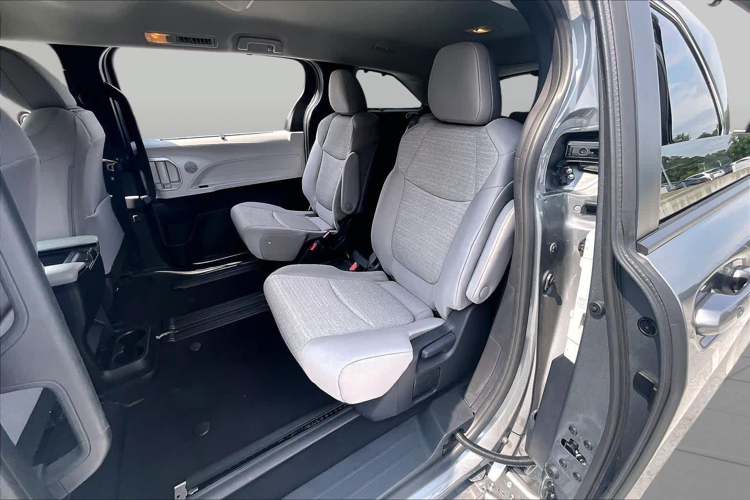 Used 2026 Toyota Sienna LE FWD image 20