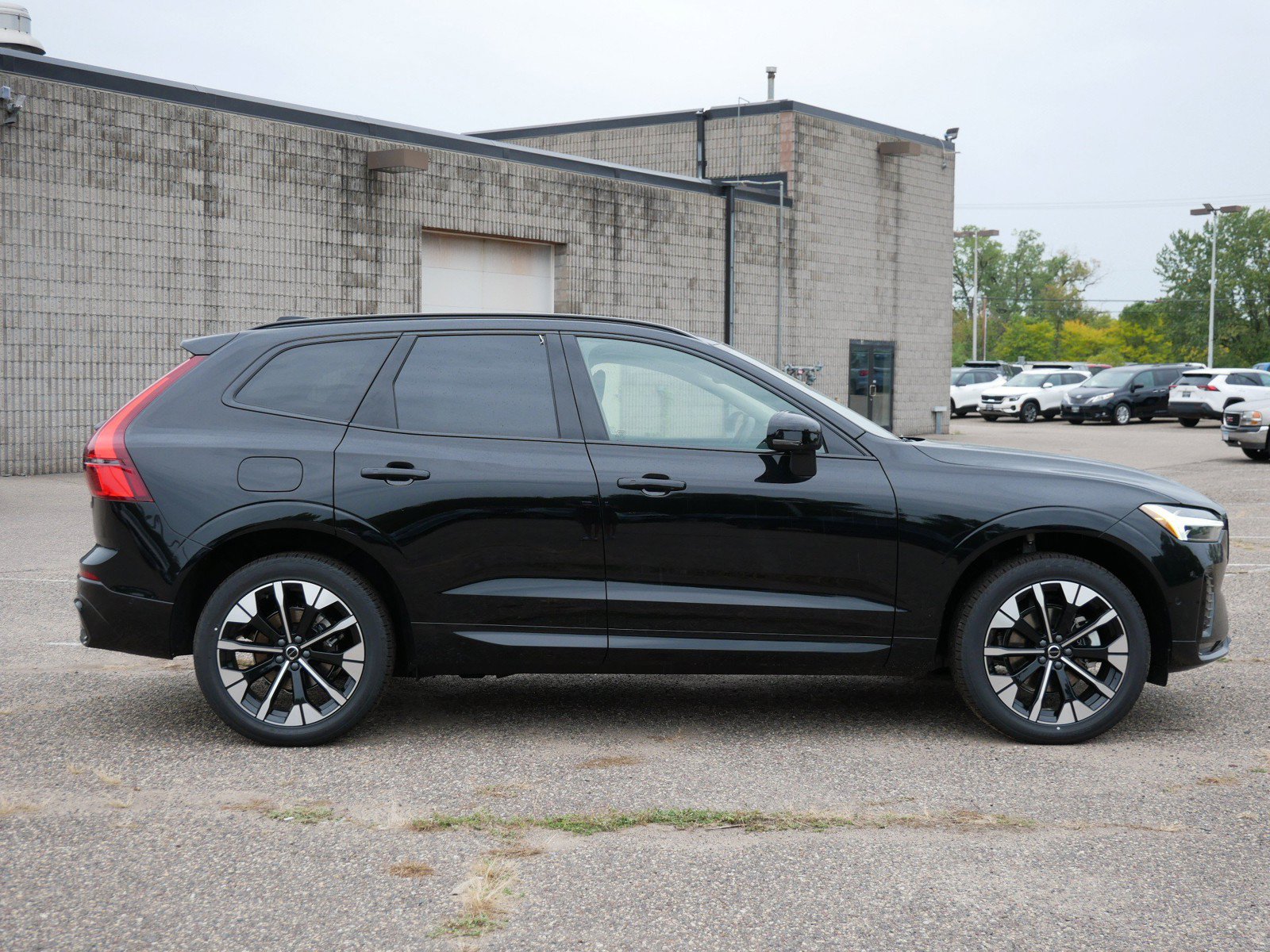 New 2027 Volvo XC60 B5 Plus AWD/4WD image 2