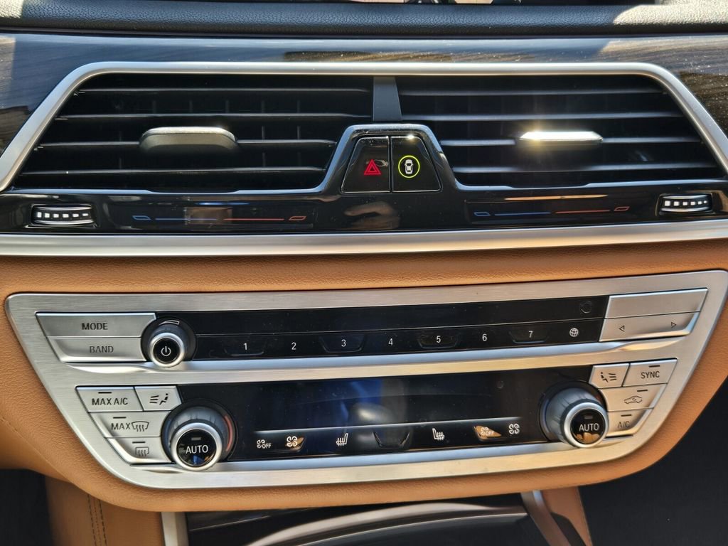 Used 2022 BMW 740i xDrive w/ Premium Package image 21